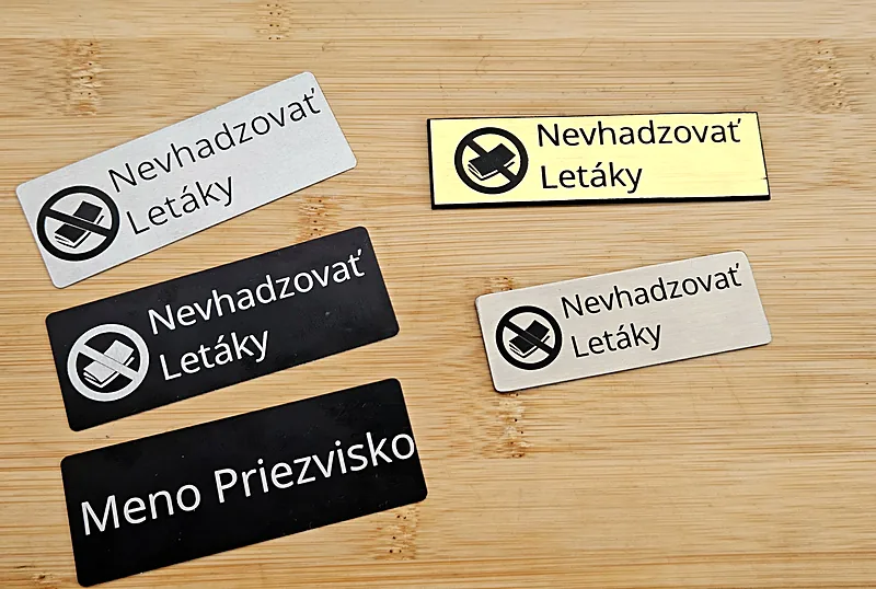 Gravírované štítky na poštovú schránku v striebornom, zlatom, čiernom a krémovom prevedení